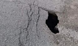 Emek Mahallesi'nde yol çöktü: Kaza riski oluşturuyor