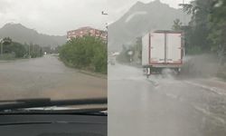 Eskişehir'in ilçesinde yollar göle döndü, araçlar mahsur kaldı: Ekipler harekete geçti