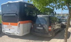 Eskişehir'de belediye otobüsü araçların arasında sıkıştı: Seferler aksadı