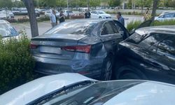 Eskişehir'de ehliyetsiz sürücü park halindeki 3 araca çarptı