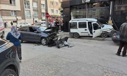 Eskişehir'de iki otomobil çarpıştı: Yaralılar var