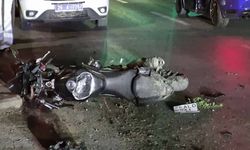 Eskişehir'de kasisten geçen otomobile, motosiklet çarptı: Motosiklet sürücüleri yola savruldu