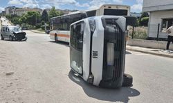Eskişehir’de korkutan kaza: PTT aracı devrildi, yaralılar var