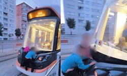 Eskişehir'de küçük çocukların tramvayda tehlikeli yolculuğu