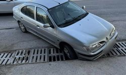 Eskişehir'de otomobilin tekeri mazgala sıkıştı