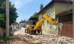 İnönü’de bozulan sokak yolları kilit taşı döşeme ile yenileniyor