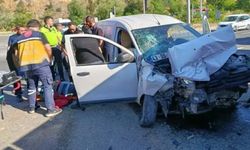İşçi servisi ile otomobil çarpıştı: Yaralılar var