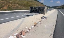 Tuğla yüklü kamyonet devrildi: Yaralılar var!