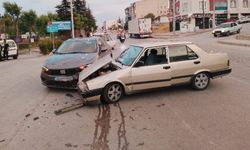 Karşı şeride geçmek isterken canından oluyordu: Eskişehir'de iki araç kafa kafaya çarpıştı