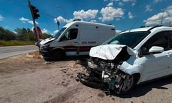 Ambulans ile hafif ticari araç çarpıştı: 7 yaralı!