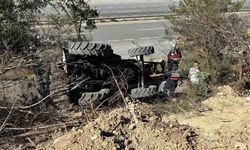 Odun yüklerken traktörün altında kaldı