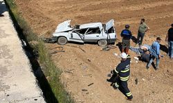 Savrulan otomobil tarlaya uçtu: Araçta sıkışıp kaldılar!