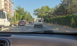 Eskişehir'de yasak dinlenmedi! Kamyonet kasasında tehlikeli yolculuk