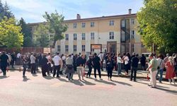 Eskişehir'de öğrenciler ve veliler erken saatlerde okullara akın etti