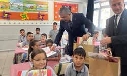 Eskişehir Valisi Yılmaz karne alan öğrencilerin sevincine ortak oldu