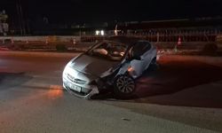 Eskişehir'de alkollü sürücü refüje daldı! Otomobilin tekerleri yerinden çıktı