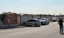 Eskişehir'de kamyonetle çarpışan otomobil evin duvarını girdi: Yaralı sürücü hastaneye kaldırıldı