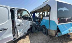 Halk otobüsü ve panelvan çarpıştı: 1 ölü 11 yaralı
