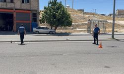 Eşini yolun karşısına geçerken vurdu
