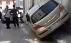 Eskişehir'de kontrolünü kaybeden sürücü bina duvarına çıktı