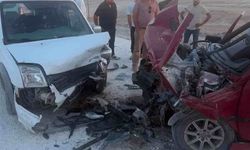 Eskişehir'de iki araç kafa kafaya çarpıştı: Yaralılar var