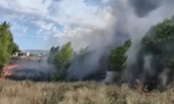 Eskişehir'de kuru otların arasındaki ev alev alev yanıyor