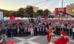 Eskişehir'de binlerce kişi 15 Temmuz'un 10'uncu yılında Vilayet Meydanı'nda buluştu