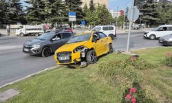 Eskişehir'de kaza: Otomobil çarpışmanın etkisiyle refüje çıktı