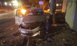 Eskişehir'de otomobil ağaca tosladı