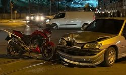 Eskişehir'de otomobil ve motosiklet kafa kafaya çarpıştı