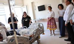 Başkan Ünlüce kazada yaralanan itfaiye erlerini hastanede ziyaret etti