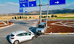 Hafif ticari araç otomobille çarpıştı: Çok sayıda yaralı var