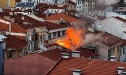 Eskişehir'de bina alevlere teslim oldu