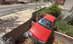 Eskişehir'de peş peşe kaza: Yola dökülen zeytinyağı nedeniyle apartman bahçesine uçtu