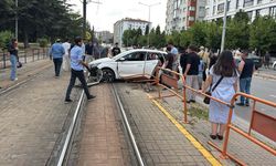 Eskişehir'de otomobil tramvay yoluna girdi! 4 hattın seferleri durdu