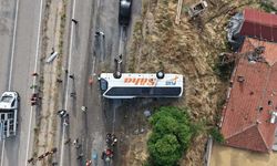 Katliam gibi kaza: Yolcu otobüsü devrildi! 1 ölü 41 yaralı