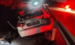 Kontrolden çıkan otomobil önce bariyerlere çarptı ardından refüje girdi: Ölü ve yaralılar var