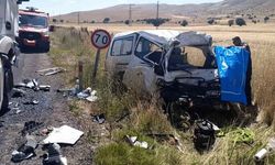 Tır ile minibüs çarpıştı: Minibüs şoförü feci şekilde hayatını kaybetti