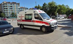 Eskişehir'de otomobil ile motosiklet çarpıştı: Trafik zabıtası hastaneye kaldırıldı