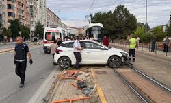 Eskişehir'de otomobil tramvay yoluna girmişti: 2 yaralı