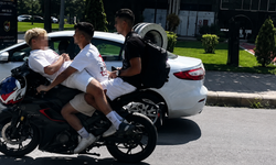 Eskişehir'de tehlikeli yolculuk: Motosiklete kasksız ve ters bindiler