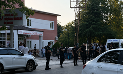 Oğluyla tartışan iki kişiyi öldürdü