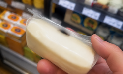 Eskişehir’de paketli peynirin içinden çıkan şey pes dedirtti