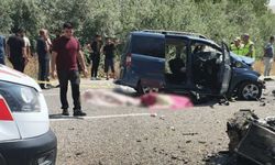 Araçlar kafa kafaya çarpıştı: Yol kan gölüne döndü