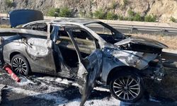 Bariyere çarpan otomobil alev topuna döndü: 3 astsubay yaralandı