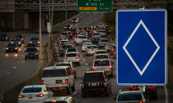 Yeni trafik tabelası yollarda yerini aldı