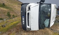 Otomobil ve minibüs çarpıştı: 5'i çocuk 11 yaralı