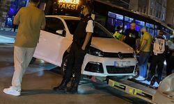 Eskişehir'de ilginç kaza: Otomobil dubaların üstünde askıda kaldı