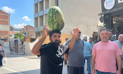 Eskişehir'de başındaki karpuzla çiftçinin sesi oldu: “Tarlada 1, markette 50 lira”