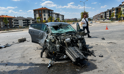 Eskişehir'de feci kaza: Tuğla yüklü tır otomobili biçti